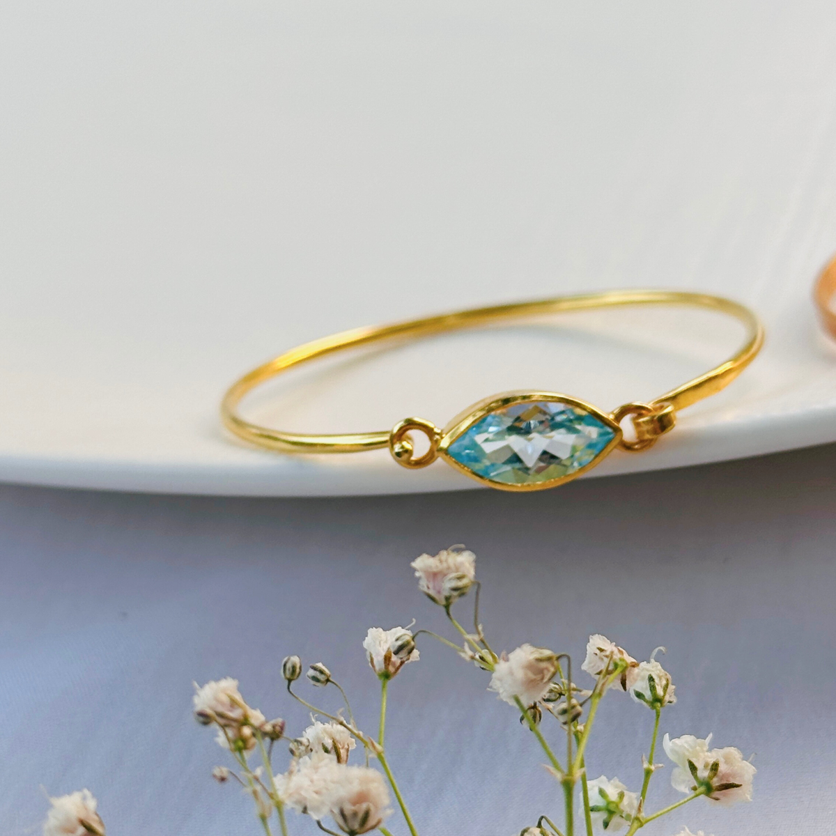 Blue topaz gold plated silver 925 bangle
Natural blue topaz gold plated silver bangle
Blue topaz 925 silver gold plated bangle
Blue topaz stone gold plated bangle I