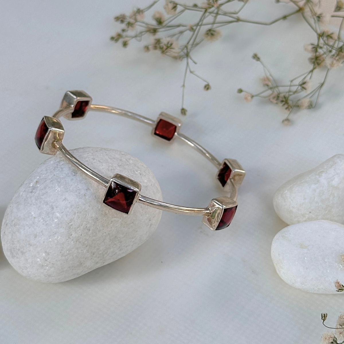 Minimal bangle
Garnet 18k gold plated silver 925 bangle
Natural garnet gemstone gold plated silver bangle
Red garnet 925 silver gold plated bangle