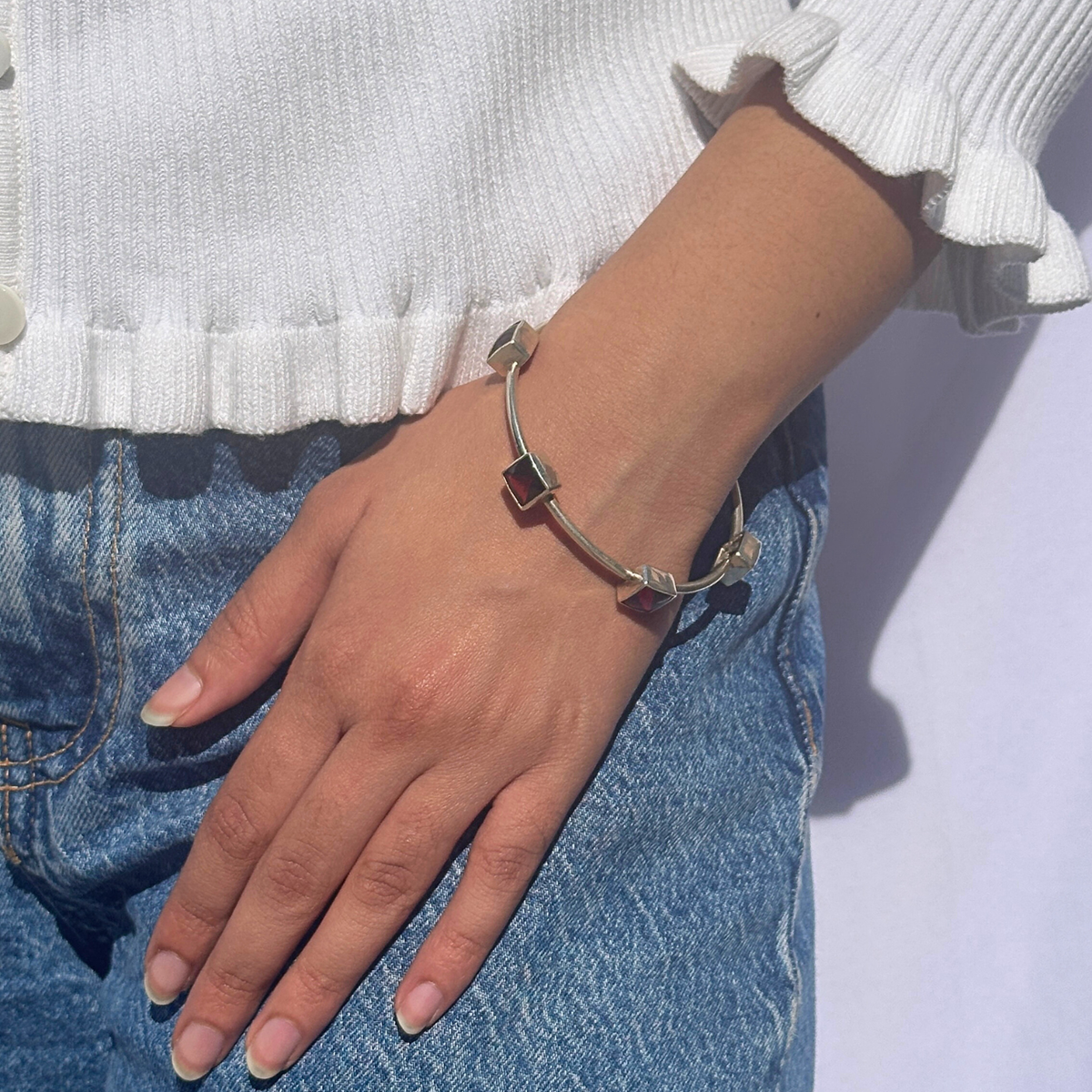 Garnet 18k gold plated silver 925 bangle
Natural garnet gemstone gold plated silver bangle
Red garnet 925 silver gold plated bangle
