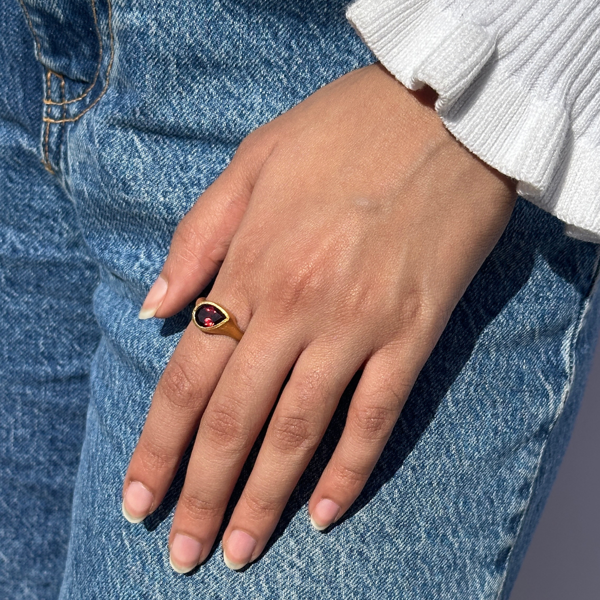 Garnet stone gold plated silver ring India
Elegant garnet gold plated silver ring
Natural garnet gemstone set in 18k gold plated 925 silver ring