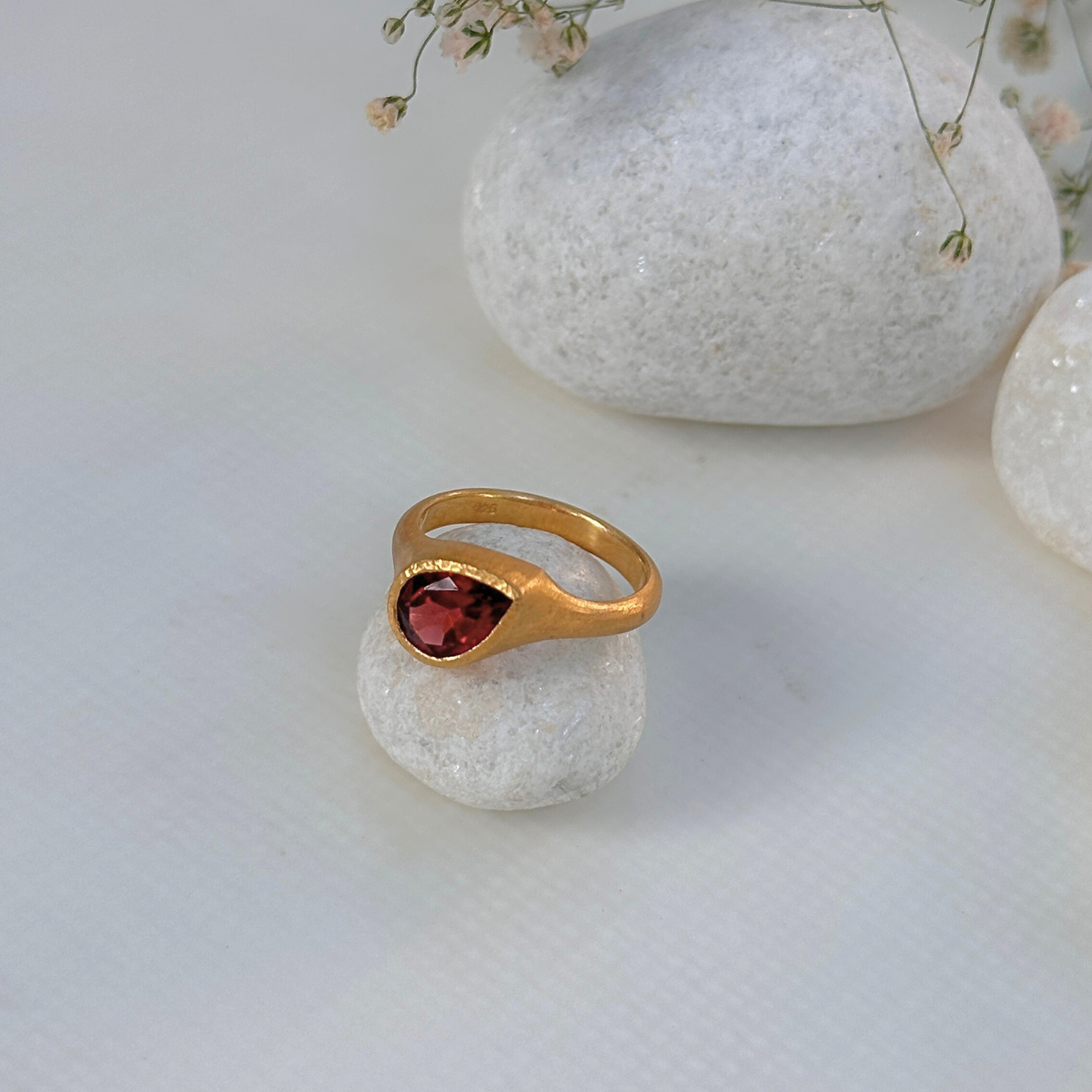 Garnet 18k gold plated silver 925 ring
Natural garnet gemstone gold plated silver ring
Red garnet 925 silver gold plated ring