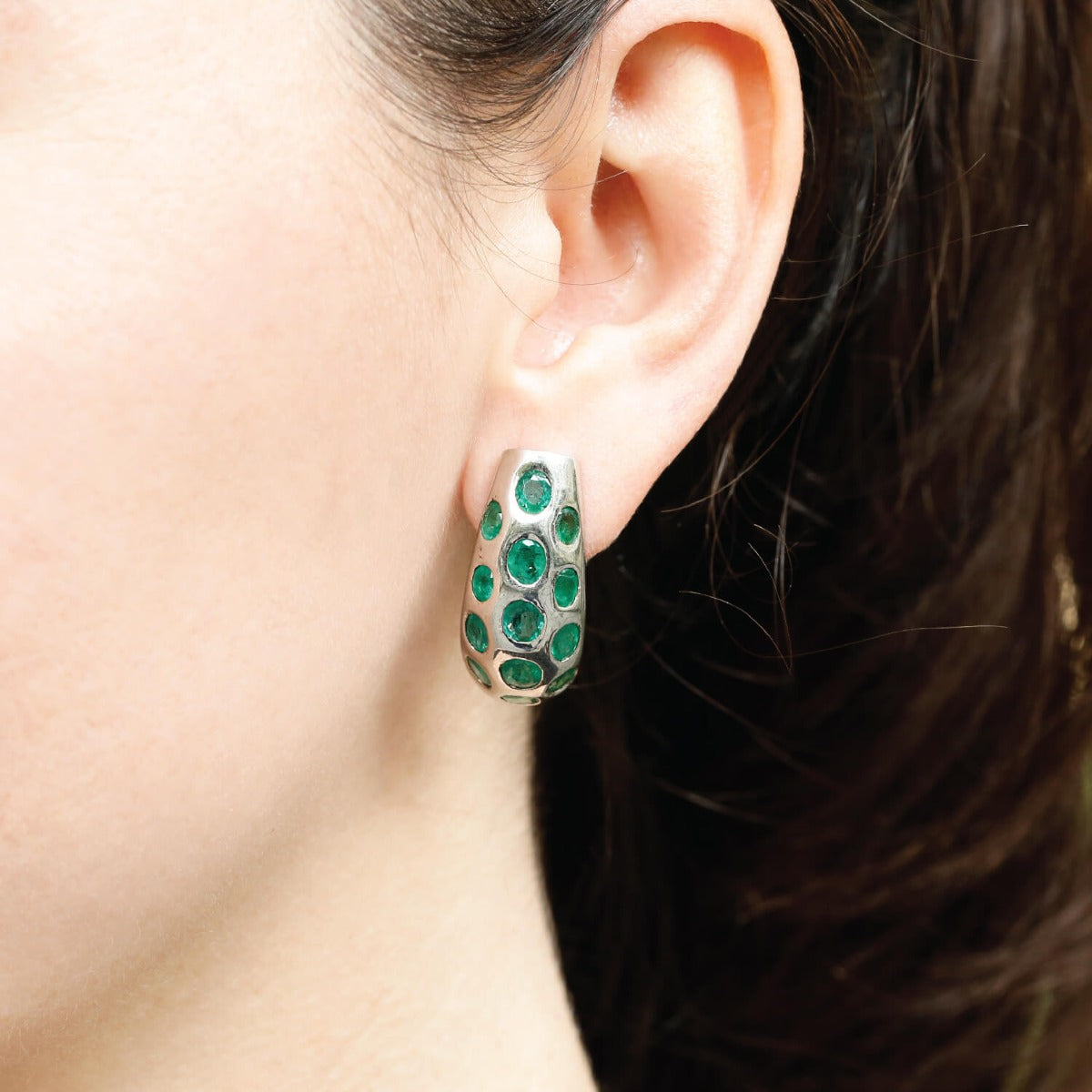 Fascinating emerald and diamond earrings