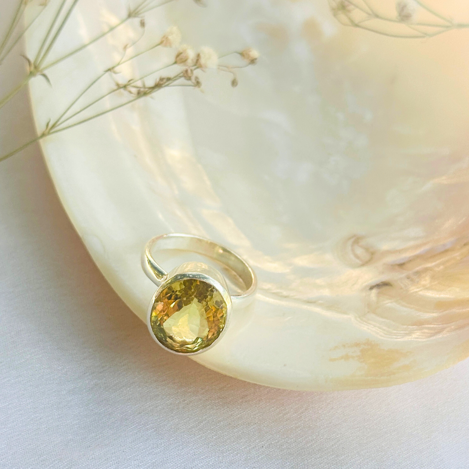 Lemon quartz silver 925 pendant for women

Natural lemon quartz gemstone silver pendant

Soft yellow lemon quartz 925 silver pendant

Lemon quartz stone silver pendant

Minimal pendant 

