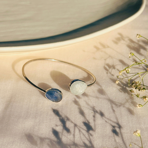 Minimal Bracelet
Blue and white sapphire bracelet


Bracelet with two round stones 