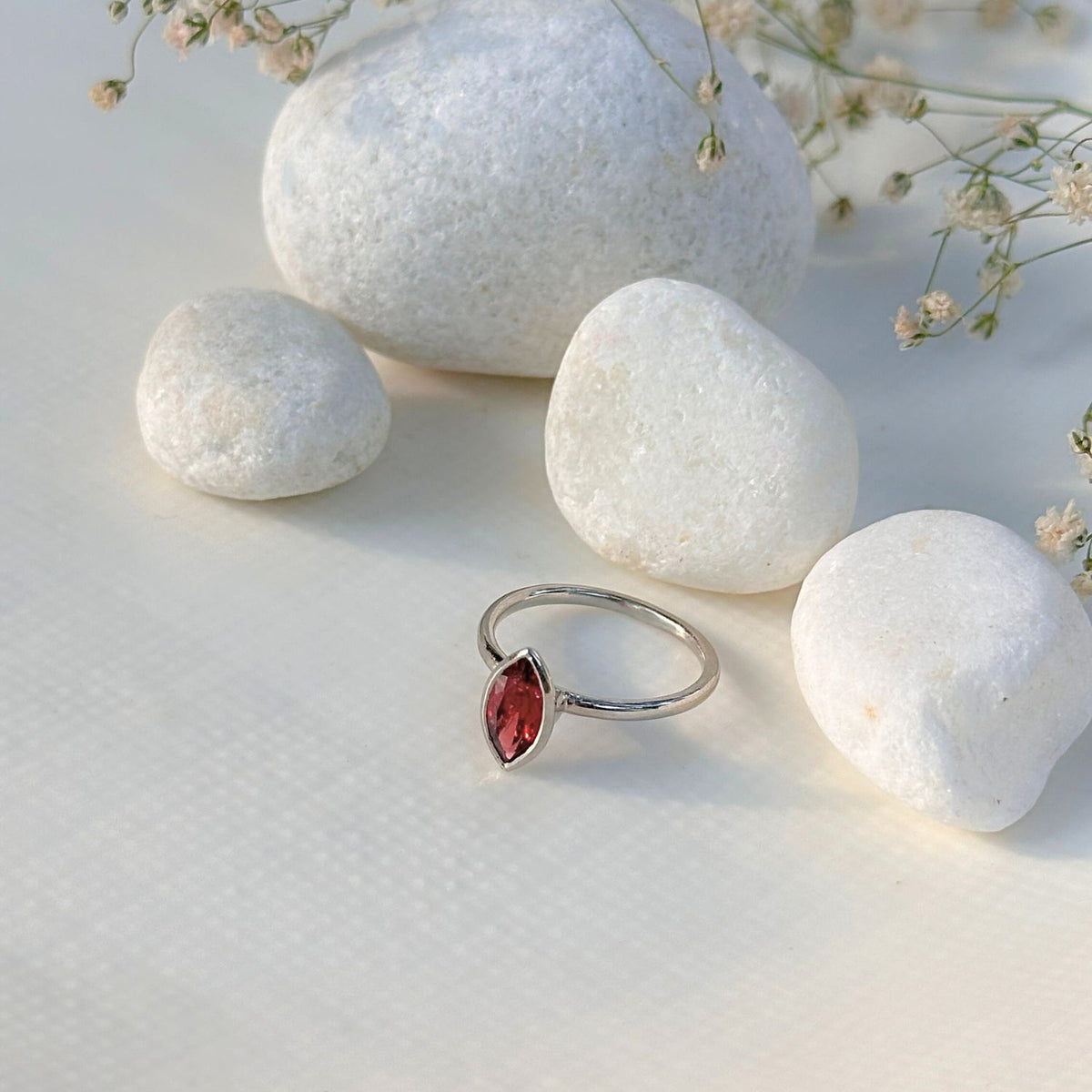 Garnet 18k silver 925 ring

Natural garnet gemstone silver 925 ring

Red garnet 925 sterling silver ring

Garnet stone silver ring 

Elegant garnet silver 925 ring