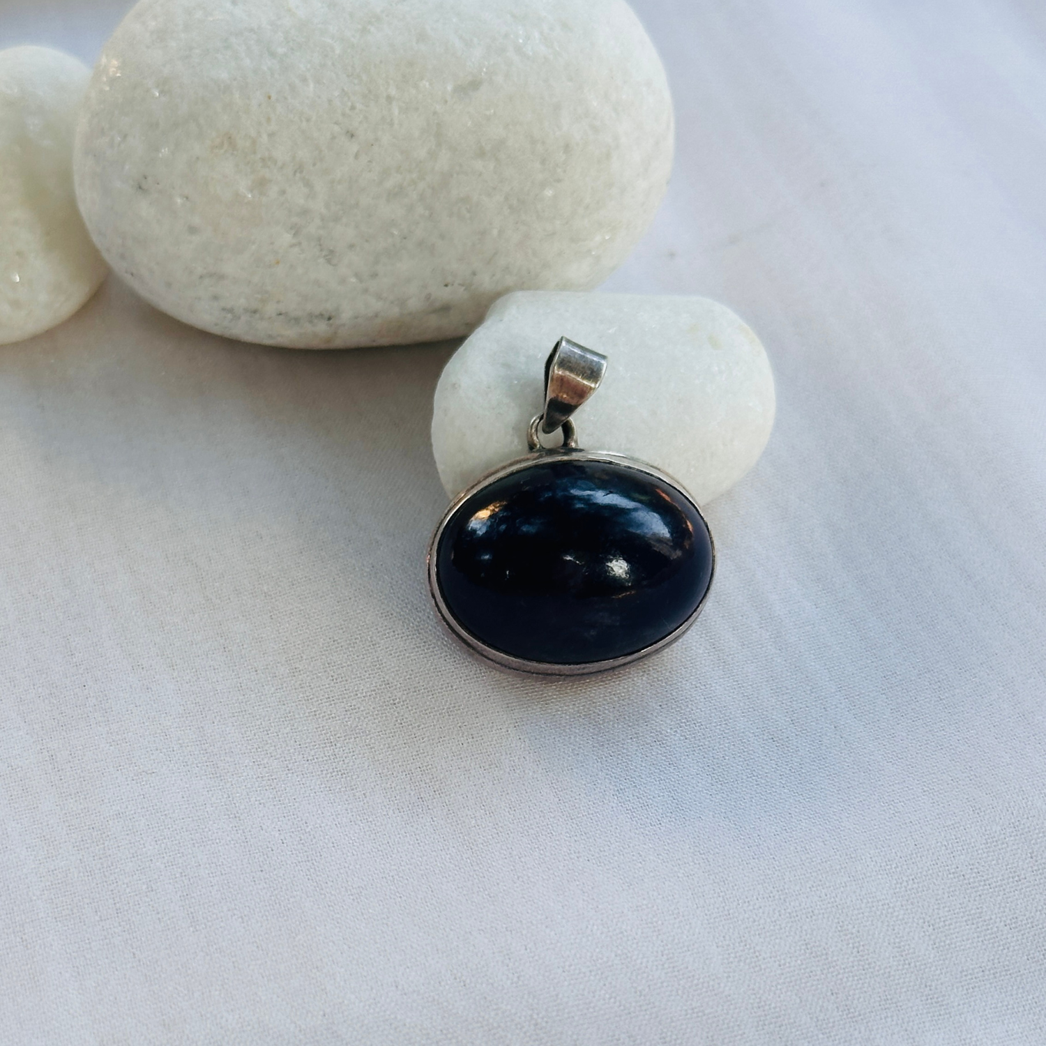  Natural amethyst gemstone set in 925 sterling silver pendant
