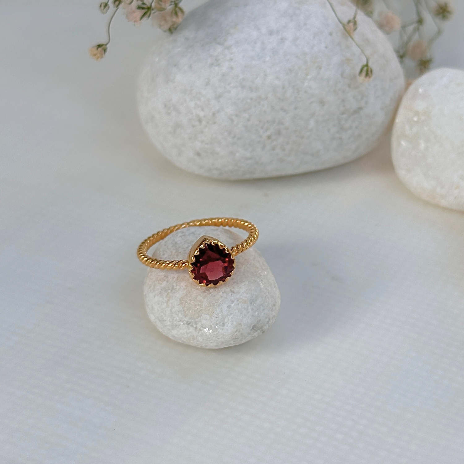 Natural garnet gemstone gold plated silver ring

Red garnet 925 silver gold plated ring

Minimal ring

Red Stone Ring 
