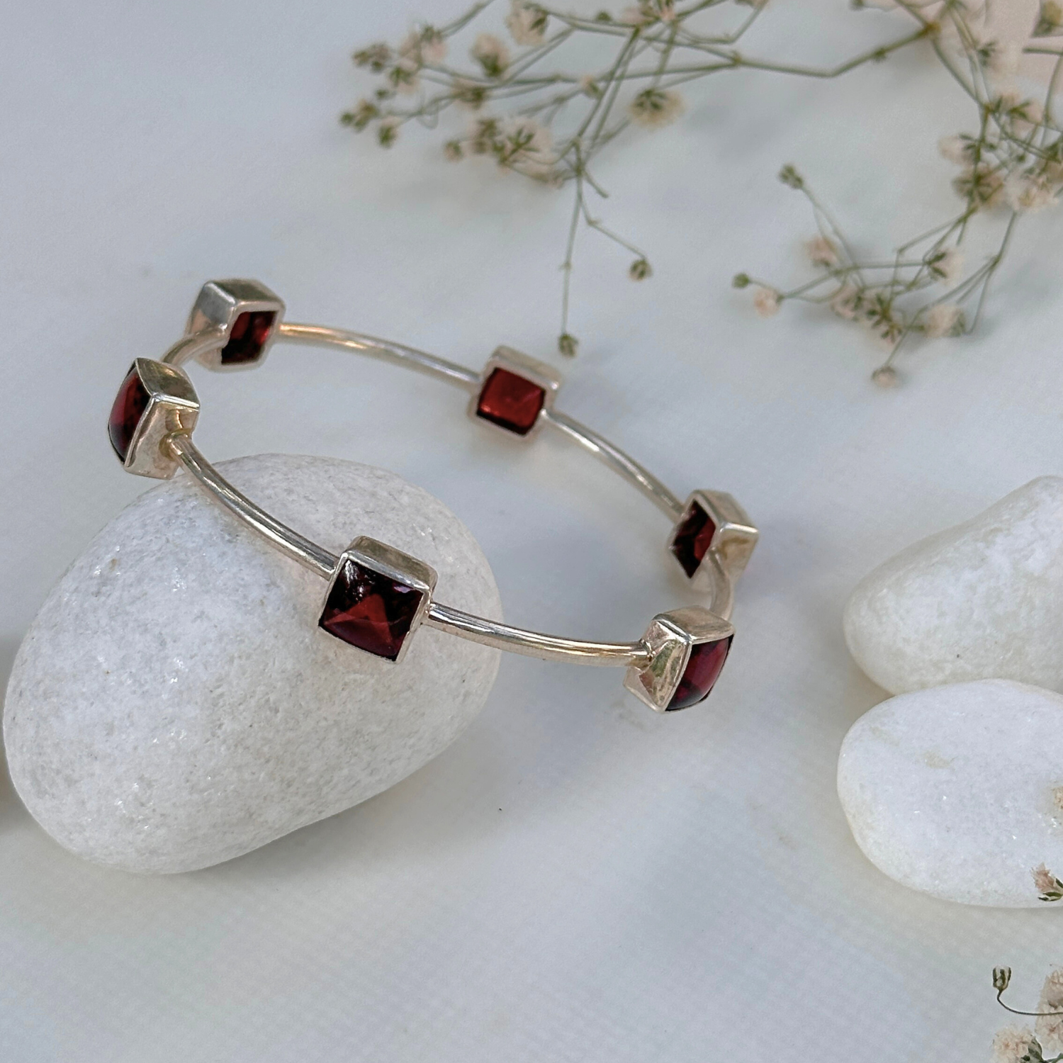 Minimal bangle

Garnet 18k gold plated silver 925 bangle

Natural garnet gemstone gold plated silver bangle

Red garnet 925 silver gold plated bangle