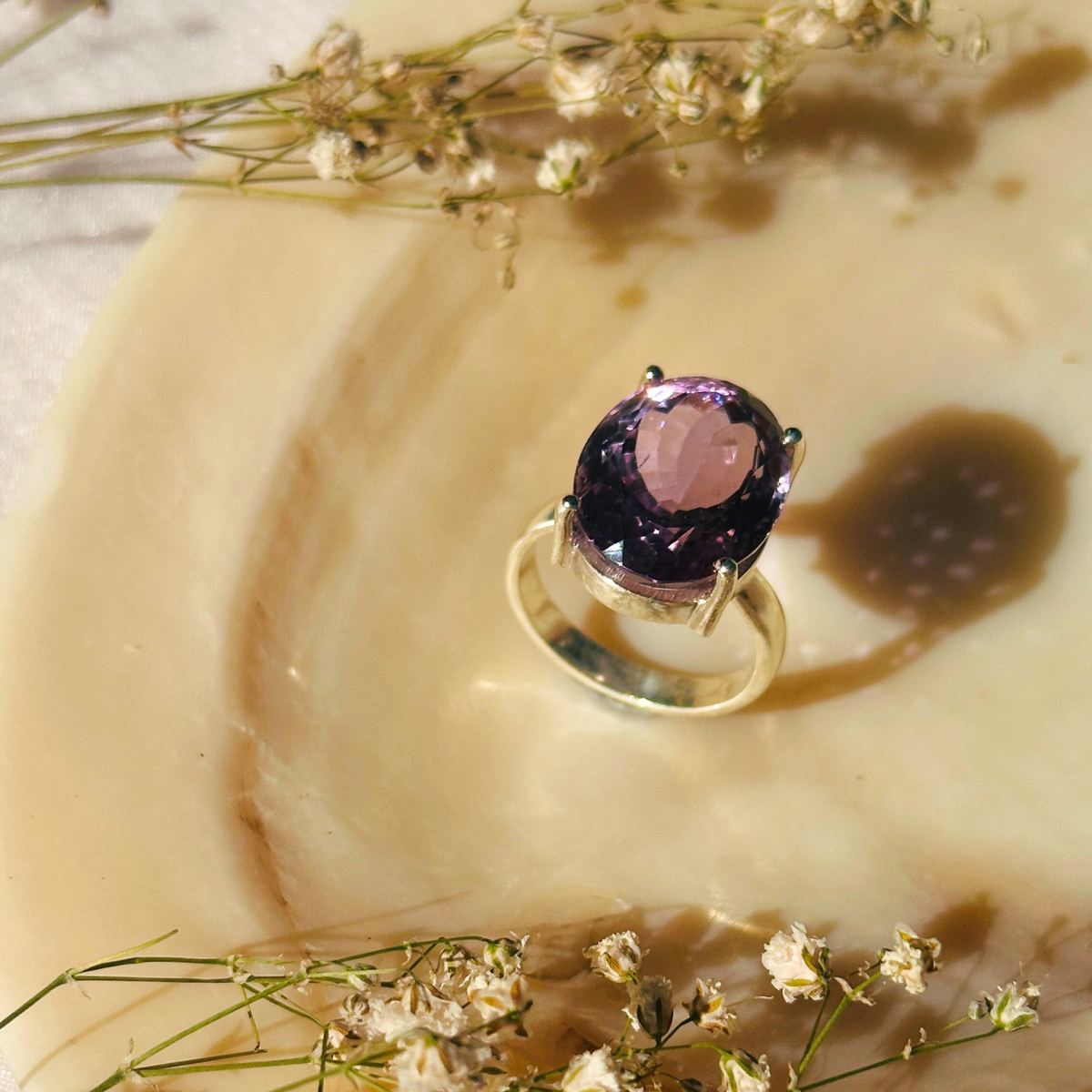 Natural amethyst silver 925 ring for women

Purple amethyst gemstone sterling silver ring

Amethyst 925 silver ring minimal elegant style

Handcrafted amethyst silver ring 