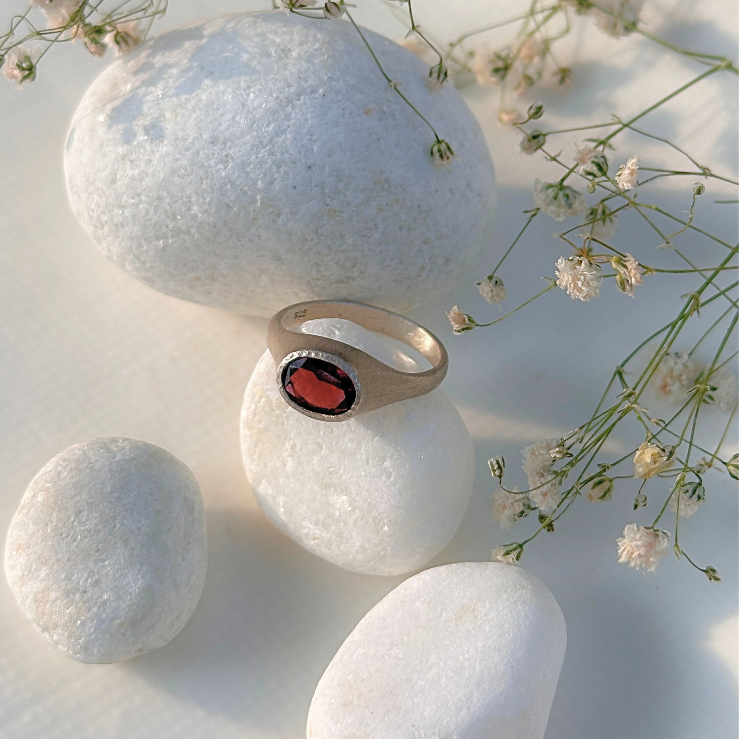 Garnet 18k silver 925 ring

Natural garnet gemstone silver 925 ring

Red garnet 925 sterling silver ring

Garnet stone silver ring 

Garnet Ring

Minimal Ring