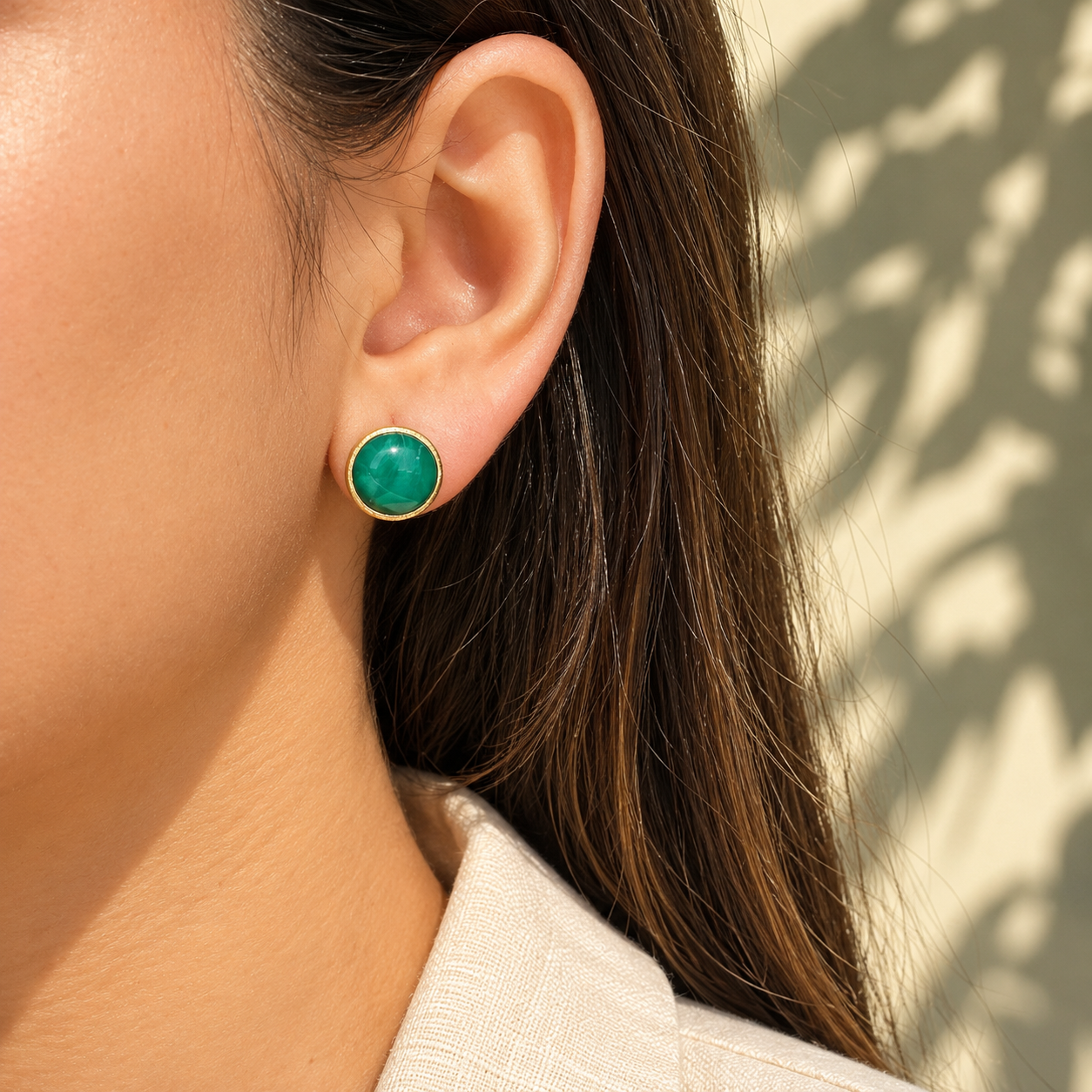 Prominent malachite studs