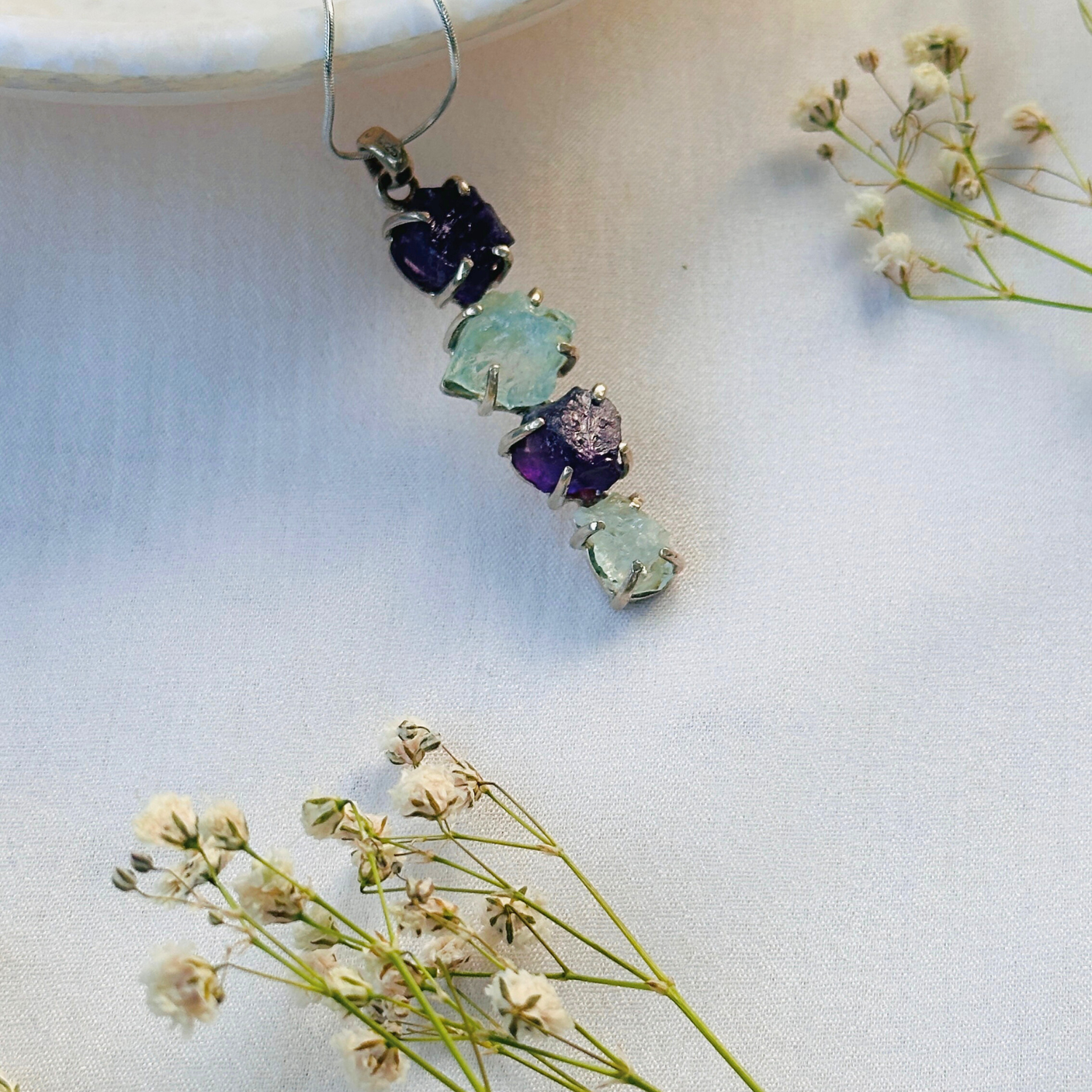 Aquamarine amethyst silver 925 pendant

Natural aquamarine and amethyst silver pendant

Aquamarine amethyst 925 sterling silver pendant

Minimal pendant 

gemstone pendant 