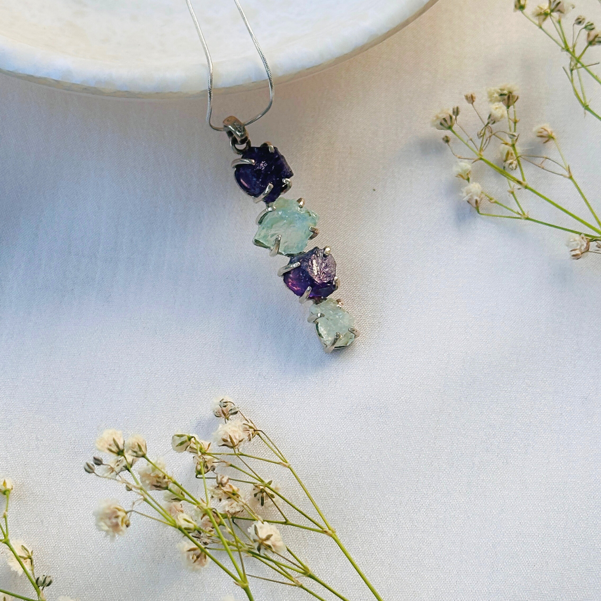 Aquamarine amethyst silver 925 pendant

Natural aquamarine and amethyst silver pendant

Aquamarine amethyst 925 sterling silver pendant

Minimal pendant 

gemstone pendant 