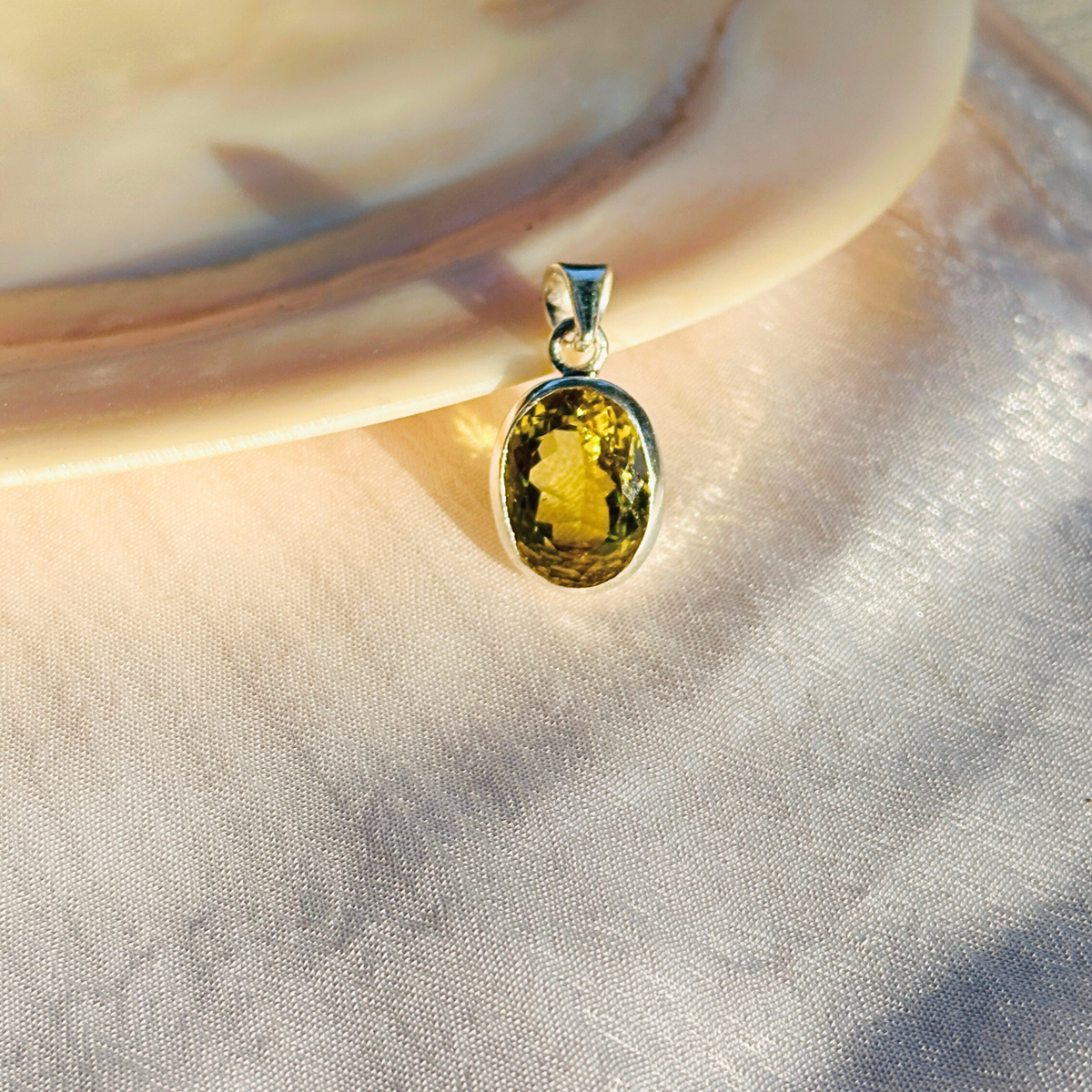 Lemon quartz silver 925 pendant for women

Natural lemon quartz gemstone silver pendant

Soft yellow lemon quartz 925 silver pendant

Lemon quartz stone silver pendant

Minimal pendant 

