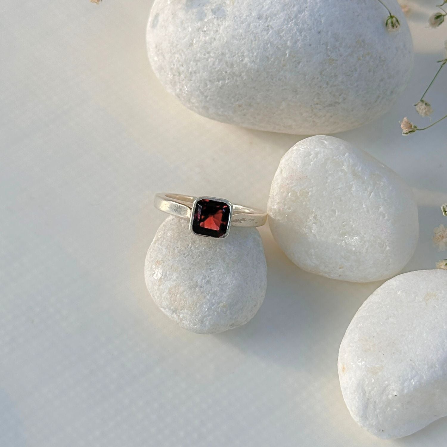 Natural garnet gemstone set in 925 sterling silver ring

Handcrafted garnet silver 925 ring for women daily wear

Minimal Garnet Ring

Minimal silver ring