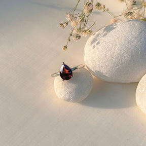 Red garnet 925 silver ring

Garnet stone silver ring 

Elegant garnet  silver ring

Minimal red Ring

Minimal ring 

Minimal garnet Ring 

Minimal silver Ring