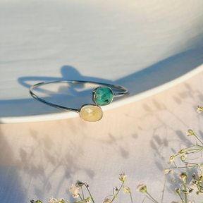 minimal bangle
minimal bracelet
minimal jewelry
yellow sapphire
emerald 


Bangle with green and gold stones 