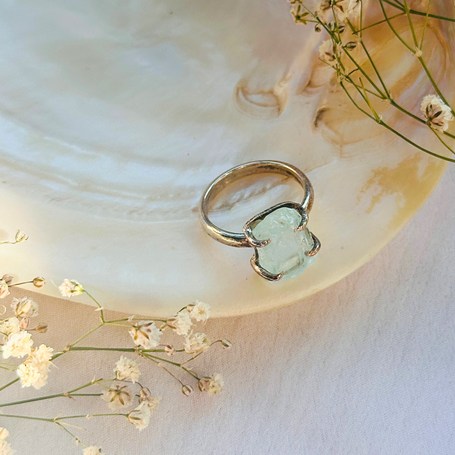 Aquamarine silver 925 ring for women

Natural aquamarine gemstone silver ring

Aquamarine 925 sterling silver ring

Minimal ring 

Aqua ring 