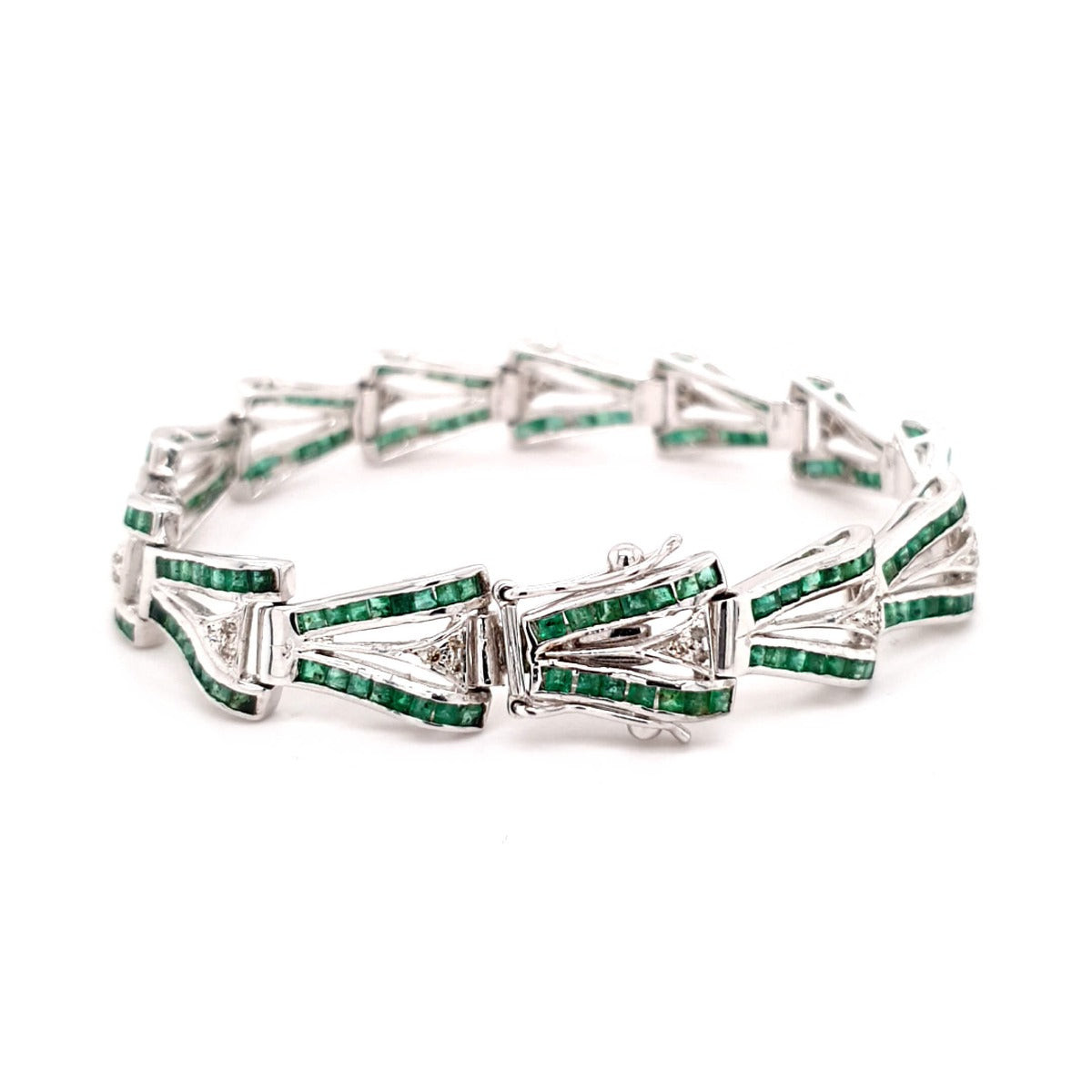 Charismatic diamond and emerald bracelet