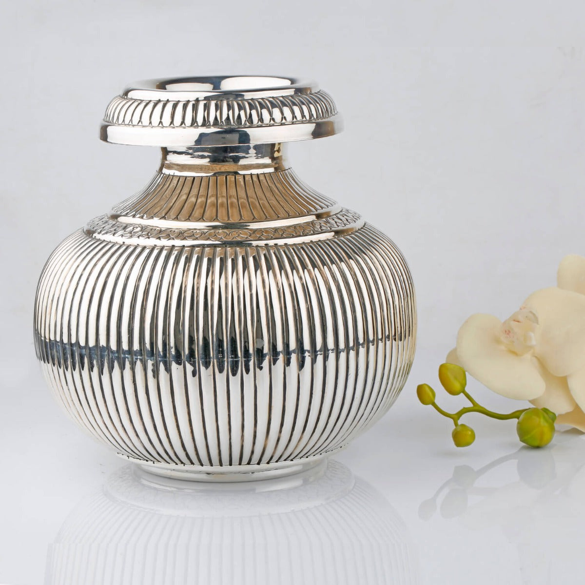 Glorious layered design silver pot